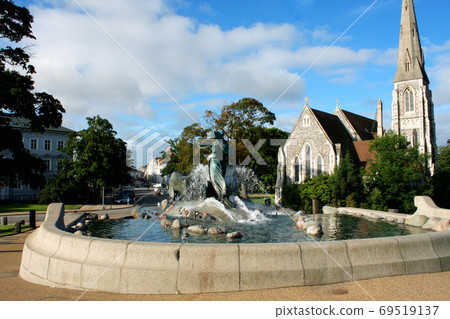 The Gefion fountain is the largest fountain in Copenhagen The Gefion fountain is the largest fountain in Copenhagen 69519137