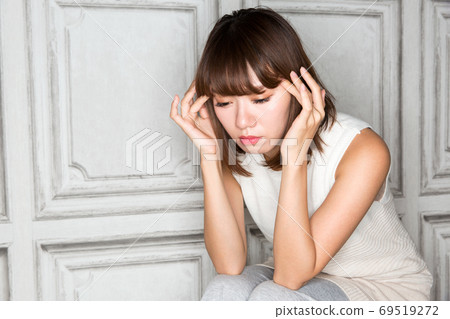Troubling women Troubling women 69519272