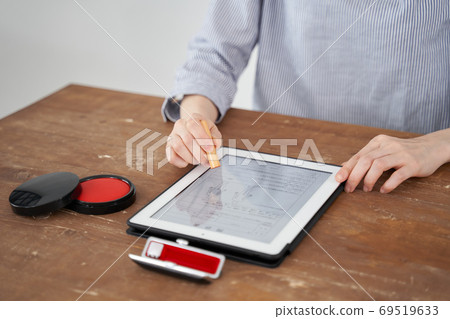 Metaphorical expression of Japanese seal culture and electronic signatures Metaphorical expression of Japanese seal culture and electronic signatures 69519633