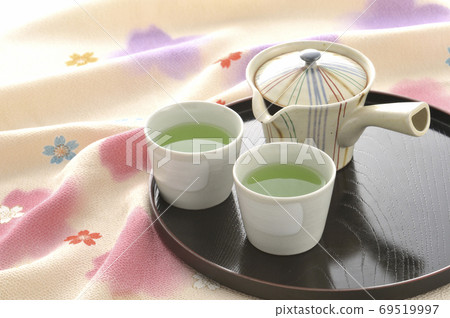 將九壽和熱水飲料放在托盤中 69519997