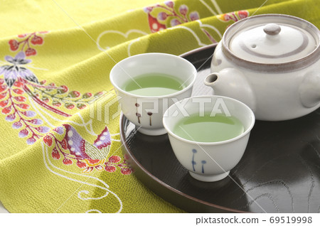 將九壽和熱水飲料放在托盤中 將九壽和熱水飲料放在托盤中 69519998