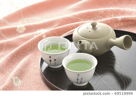 Kyusu and teacup placed in the tray 69519999