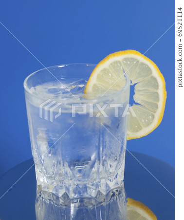 Drink with Ice and Lemon Slice Drink with Ice and Lemon Slice 69521114