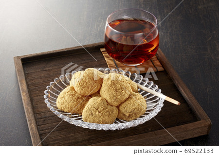 Warabimochi [kinako] and roasted green tea 69522133