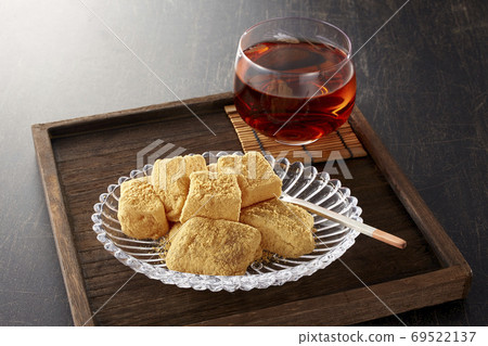 Warabimochi [kinako] and roasted green tea 69522137