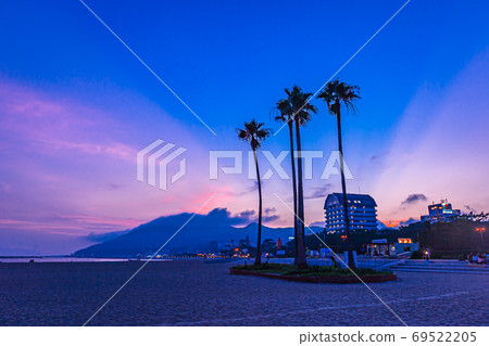 Suma beach dusk, wish palm tree 69522205