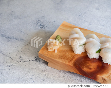 扇貝壽司。少數扇貝，醋飯之間有大葉子。 69524458