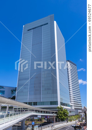Sakura Mirai Bridge in front of JR Sakuragicho Station and Yokohama City Hall Building 69524677