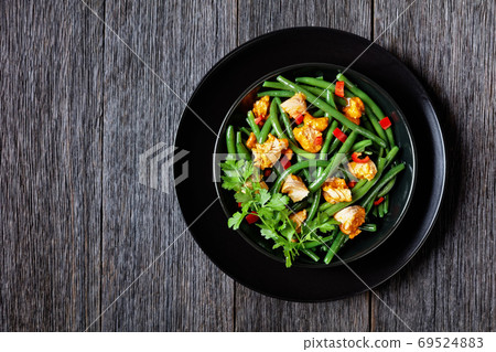 Green beans with curried salmon and bell peppers Green beans with curried salmon and bell peppers 69524883