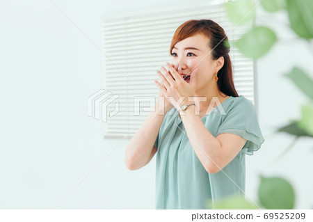 Surprised Asian woman (surprised/surprise) Surprised Asian woman (surprised/surprise) 69525209