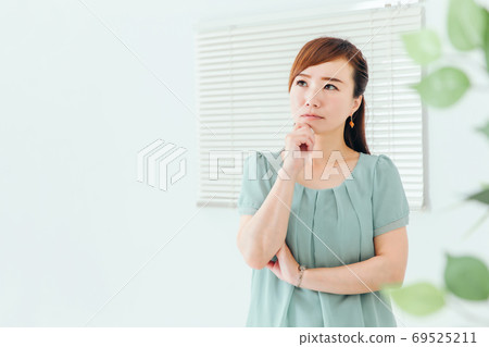 Troubled women Troubled women 69525211