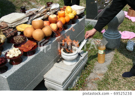 Sacrificial tomb Sacrificial tomb 69525238