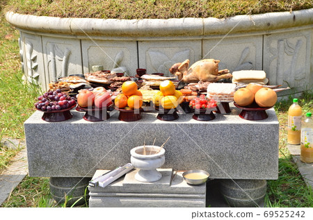 Sacrificial tomb 69525242