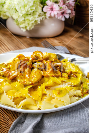 Pasta with fried chicken in cream and chanterelle sauce. Pasta with fried chicken in cream and chanterelle sauce. 69525436
