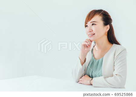 微笑的亞洲女商人(想法/思考) 微笑的亞洲女商人(想法/思考) 69525866