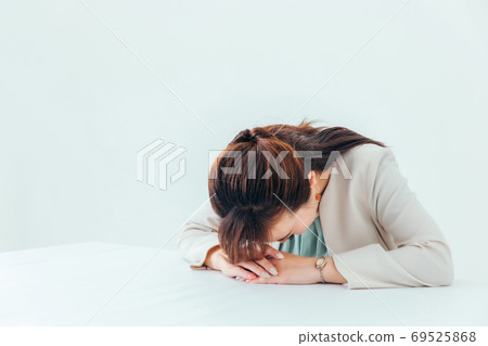 女商人道歉(鞠躬/道歉) 女商人道歉(鞠躬/道歉) 69525868