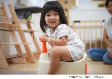 Toilet training girl Toilet training girl 69526008