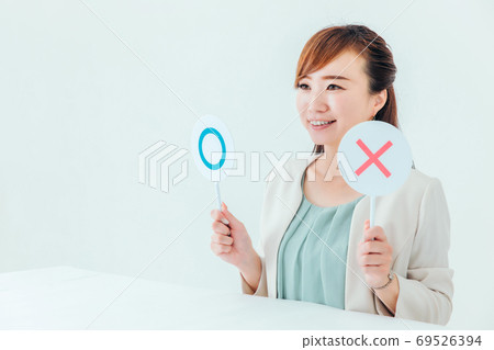 Business woman with a plate of Marubatsu Business woman with a plate of Marubatsu 69526394