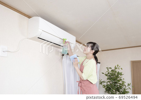 一個將家用洗滌劑用於空調的女人 一個將家用洗滌劑用於空調的女人 69526494