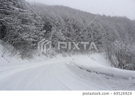 Snow country road Snow country road 69526929