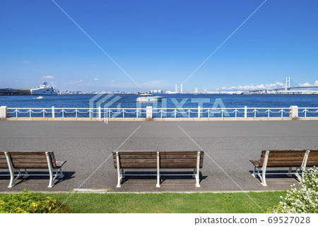 Scenery of Yamashita Park bench and Yokohama Port Scenery of Yamashita Park bench and Yokohama Port 69527028