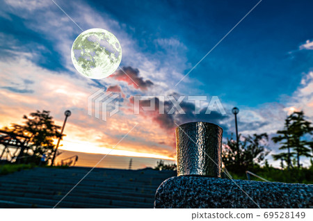 Full moon, sunset, tin bowl, Takarazuka Kita Park Full moon, sunset, tin bowl, Takarazuka Kita Park 69528149