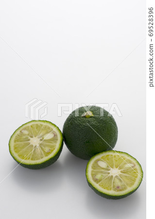 Now is the season, the cut of sudachi with the best taste and aroma Now is the season, the cut of sudachi with the best taste and aroma 69528396