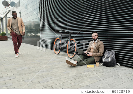 Business people in the city Business people in the city 69528719