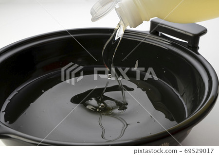 通過將天婦羅油倒入鍋中準備做飯的圖像 通過將天婦羅油倒入鍋中準備做飯的圖像 69529017