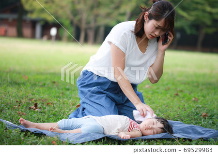 Mother calling 119 Mother calling 119 69529983