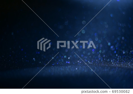 抽象背景：黑色背景上的閃閃發光的球模糊 69530082