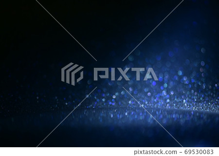 抽象背景：黑色背景上的閃閃發光的球模糊 69530083