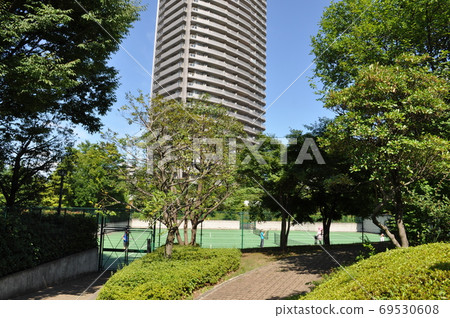 Tennis court on the premises of a tower apartment Tennis court on the premises of a tower apartment 69530608