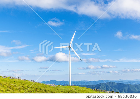 高聳在山上的風力發電廠（再生能源圖片） 69530830