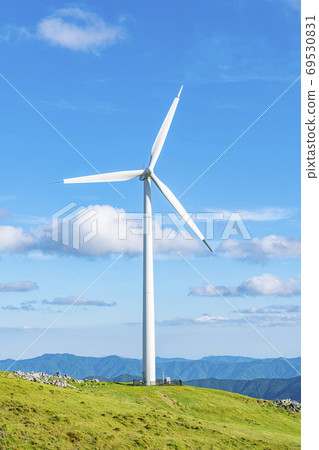 高聳在山上的風力發電廠(再生能源圖片) 高聳在山上的風力發電廠(再生能源圖片) 69530831