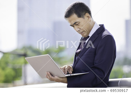 操作計算機的資深商人戶外 操作計算機的資深商人戶外 69530917