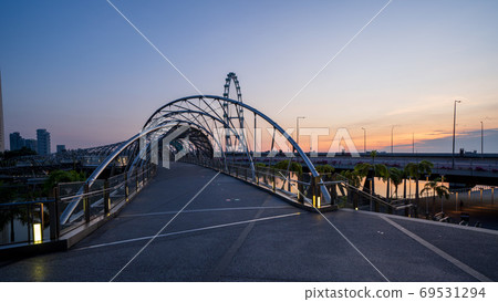 Evening view of Singapore Helix Bridge [Singapore] [Evening view] 69531294