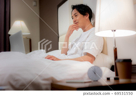 A young man in a futon talking to her in a zoom 69531550