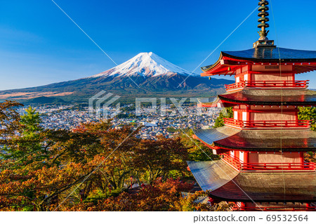 (Yamanashi Prefecture) Autumn Arakurayama Sengen Park, Churei Pagoda and Mt. Fuji (Yamanashi Prefecture) Autumn Arakurayama Sengen Park, Churei Pagoda and Mt. Fuji 69532564