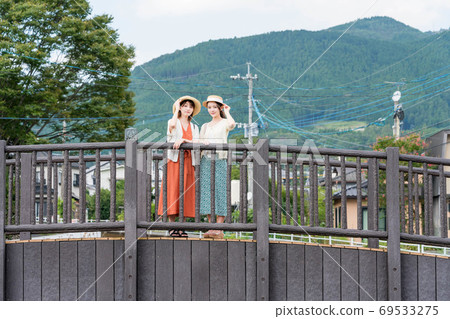 Young women and friends walking around Yufuin on a girls' trip [September] 69533275
