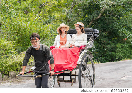 婦女和朋友在由布院女童之旅中享受人力車[9月] [照片合作人力車Ebisuya] 69533282