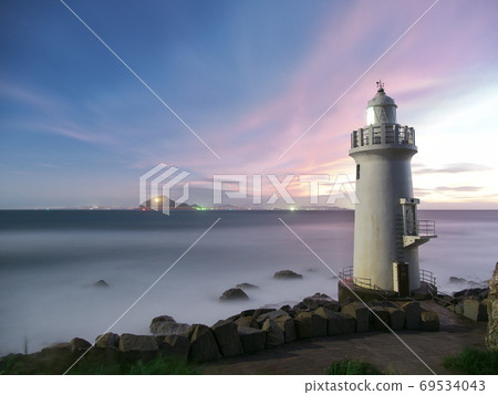Long-second shooting of Cape Irago Lighthouse in dusk 69534043