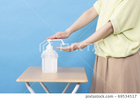 做酒精消毒的婦女的手 69534517
