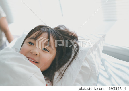waking up, younger, girl 69534844