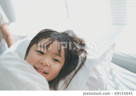 waking up, younger, girl 69534845