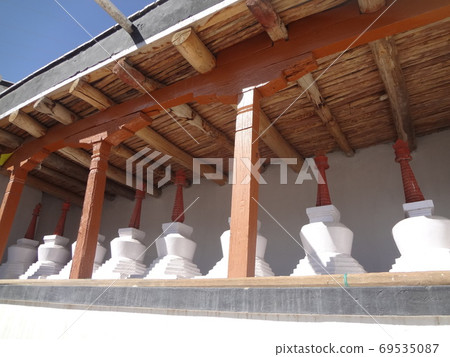 藏在佛教寺廟中的佛塔 藏在佛教寺廟中的佛塔 69535087
