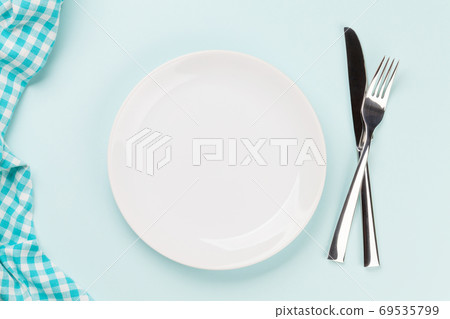 Empty plate, fork and knife 69535799
