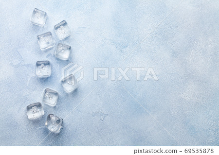 Ice cubes and water drops 69535878