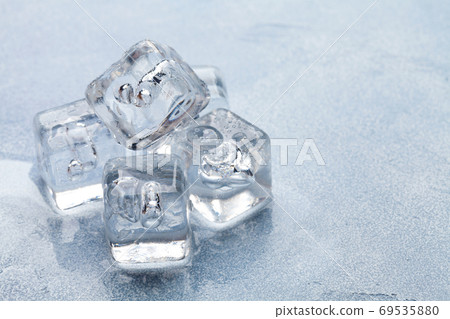Ice cubes and water drops 69535880