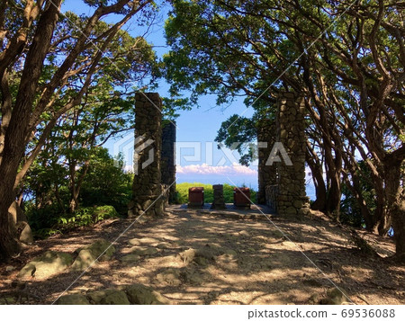 一個日本島上的假期，仲夏時分，藍天和白雲之間形成了鮮明的對比 69536088